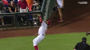 NYM@PHI: Blanco falls after grab, hangs on for out