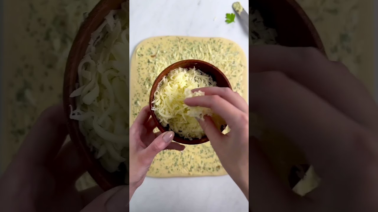 Cheesy Pull-apart Garlic Bread 🥖🧀 
