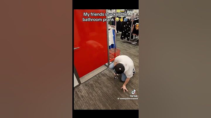 MY FRIEND IS STUCK IN THE BATHROOM PRANK🤣🤣#prank#friend#funny#harmlessprank#fyp#viral#tiktok