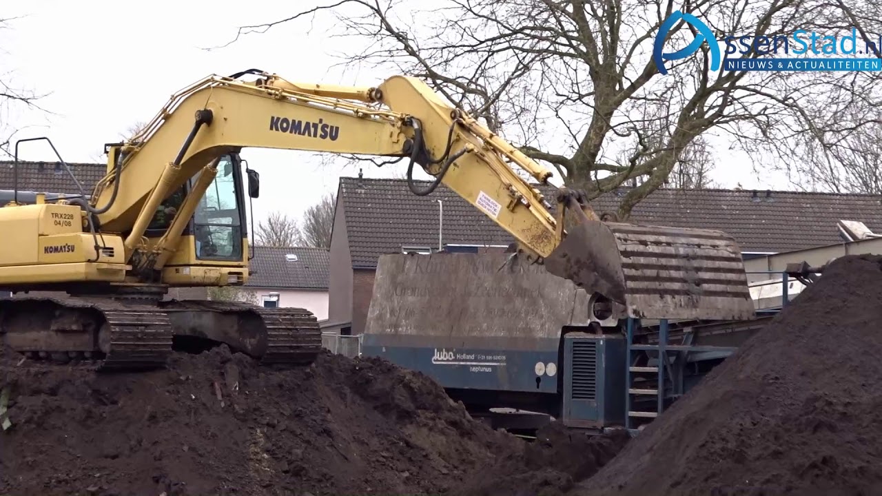 Zand en afval zeven na sloop flats in Assen