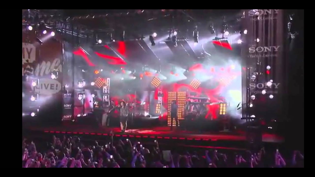Demi Lovato VS Selena Gomez [Live] 2013