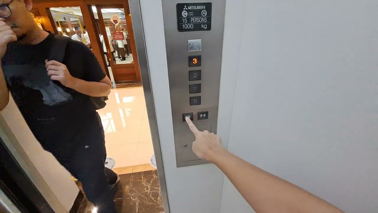 Smooth mitsubishi scenic elevator at Plaza senayan in Central Jakarta Senayan ( Sogo Lift )