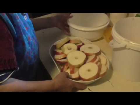 Videó: Hogyan Készítsünk Sült Almát Mazsolával, Fahéjjal és Mézzel