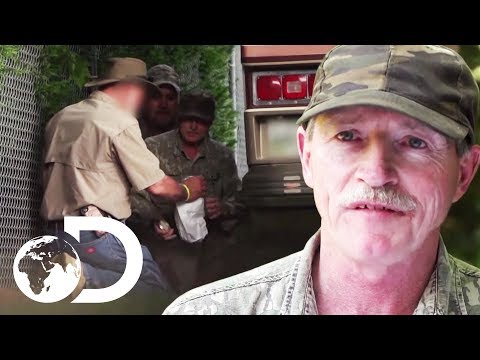 Trying To Sell $3000 Of Moonshine Without Getting Caught By Police | Moonshiners