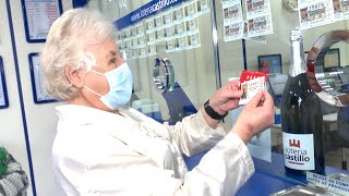 Administración lotería regala décimos a los clientes que acuden en pijama