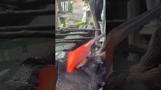 A unique method of making a grass sickle”#kerajinantangan #blacksmith
