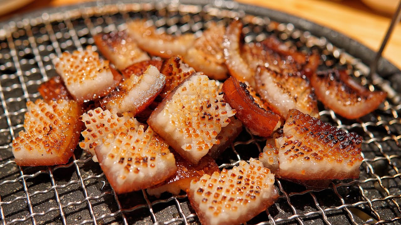 돼지껍데기 끝판왕! 웨이팅이 당연한 곳 / grilled pork rinds Korean Food YouTube