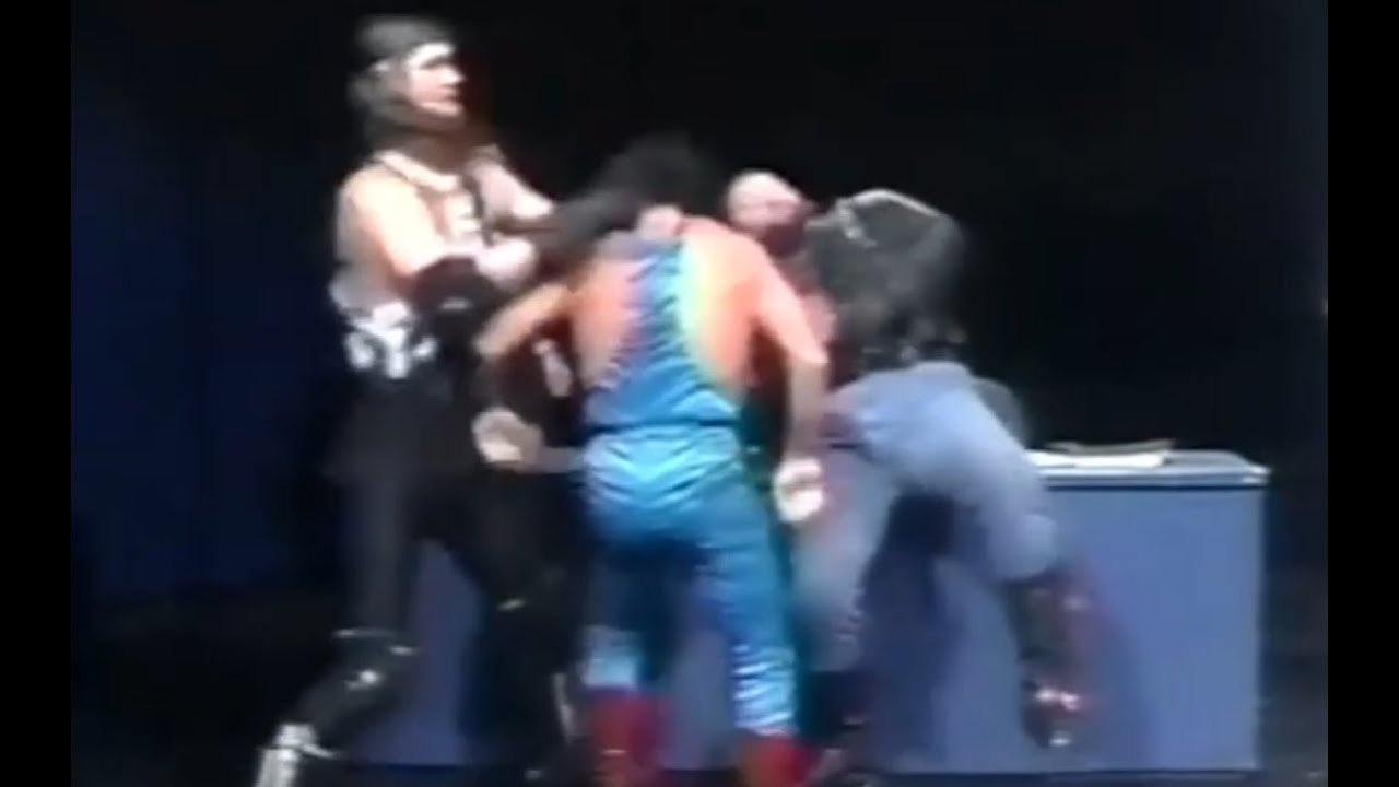 Big Daddy Cyrus & Crusher Bones attack Bill Dundee (USWA)