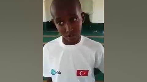 طفل يتلو آيات من القرآن الكريم بصوت عذب