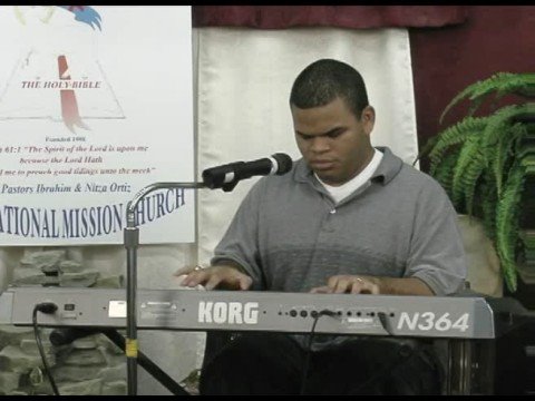 Xavier Peguero tocando el piano