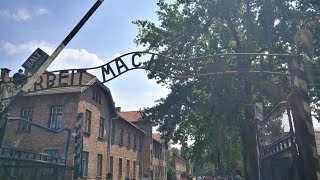 Aušvicas koncentrācijas nometne Arbeit Macht Frei" (tulk. - "Darbs dara brīvu")