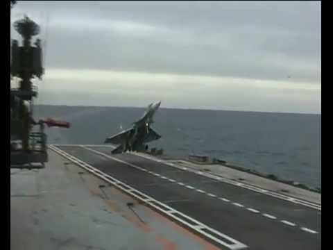 Video: Un c-130 è atterrato su una portaerei?
