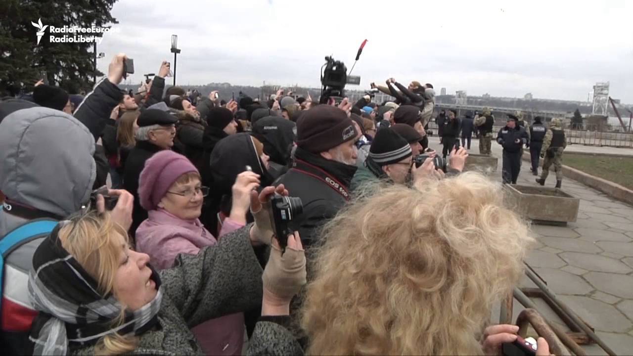 Ukraine Takes Down Largest Remaining Lenin Statue