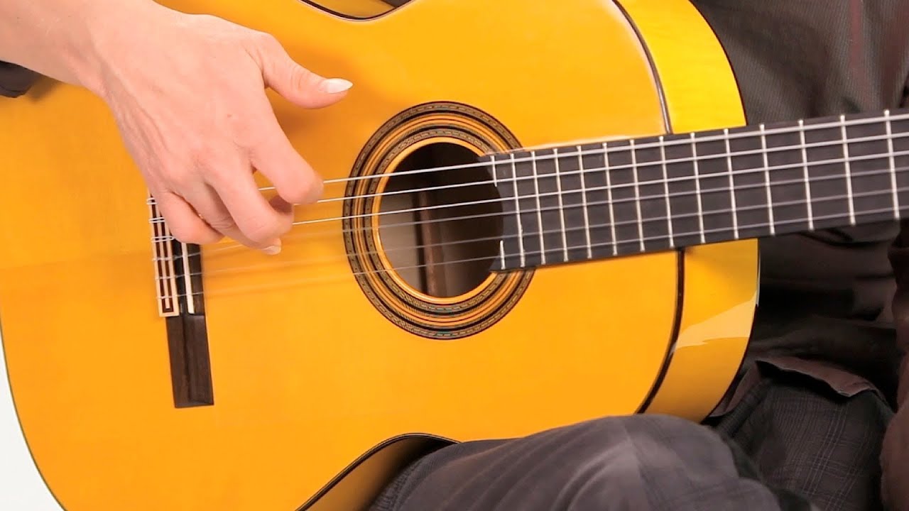 Играть на гитаре на испанском. Испанская гитара маленькая. Черная испанская гитара. Flamenco Guitar.