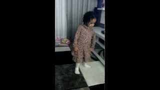 Fã Mirim Dançando Justin Bieber