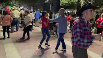 Plaza de Armas. Sábado de baile. "Tina"