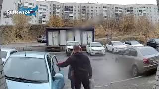 В Башкирии автоледи протаранила подъезд при попытке припарковаться / RuNews24