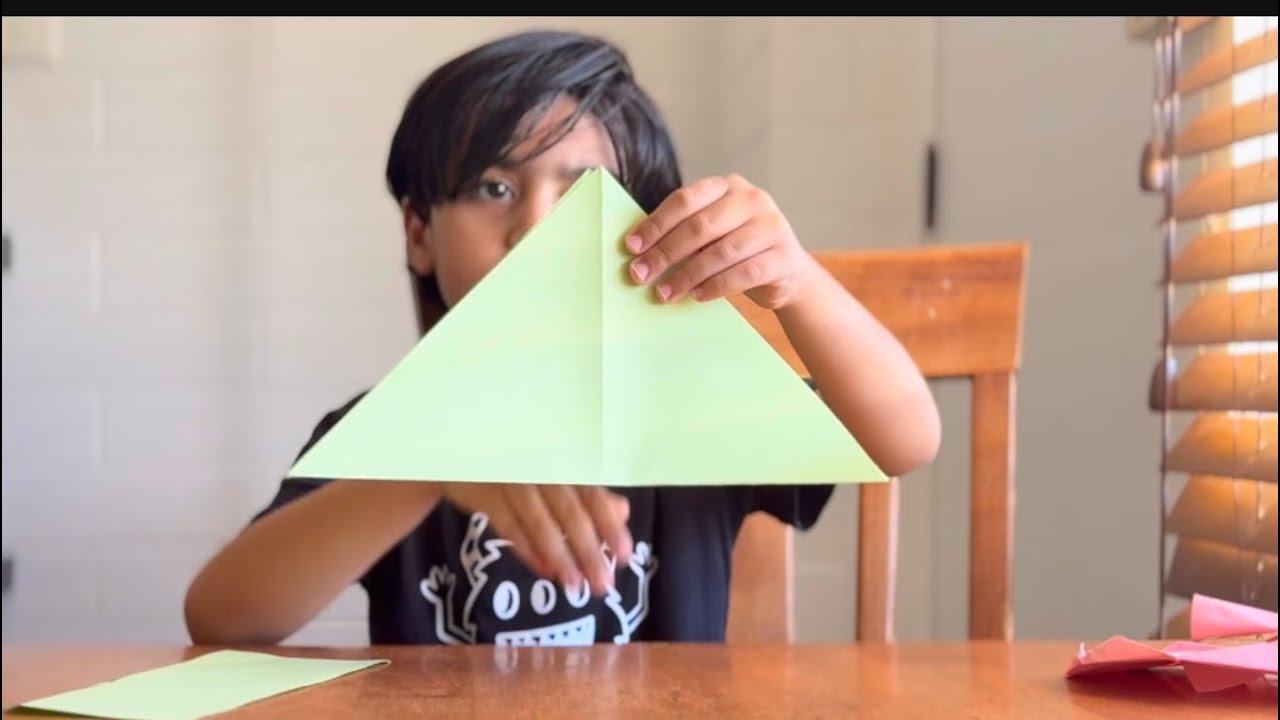 How to make a circle paper boomerang that flies back 