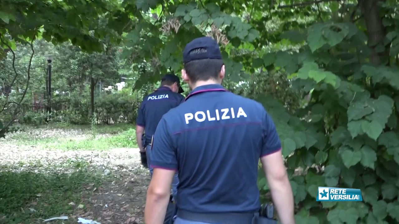 Segnalano i poliziotti agli spacciatori in cambio di droga