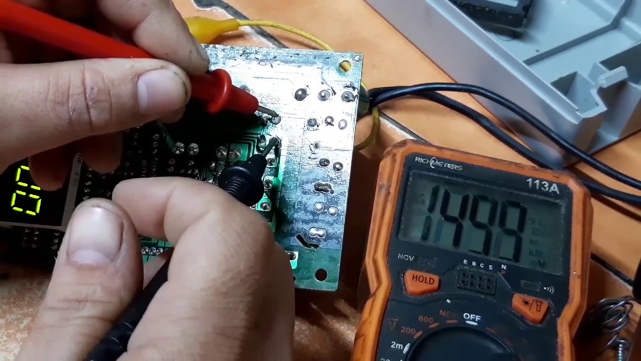 Microondas Whirpool puerta abierta activa plato foco y ventilador y en función solo magnetron