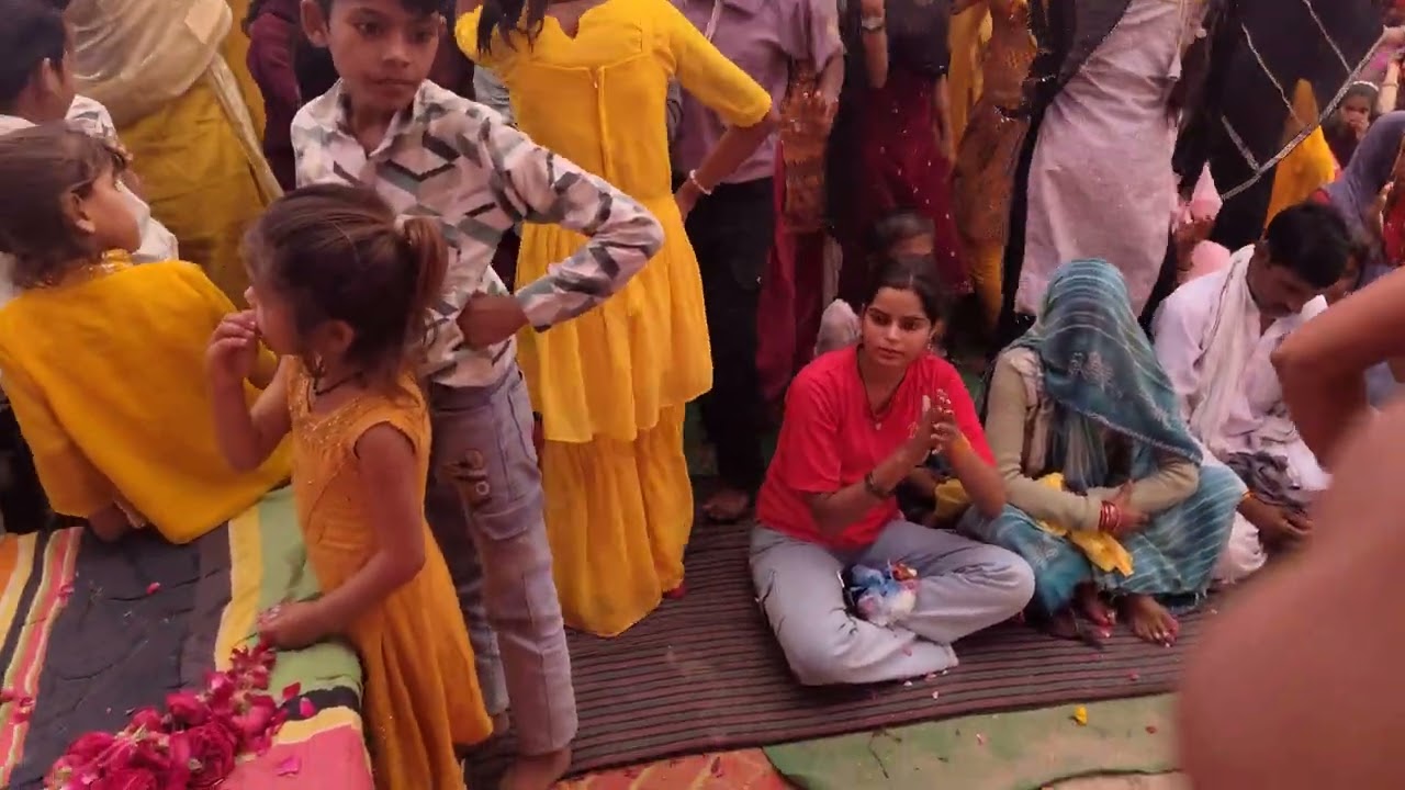 श्री श्री 1008 श्री मद भागवत कथा, मुंगावली श्री कृष्णा जन्म उत्सव मनाते हुए नृत्य एवं आनंद लेते हुए