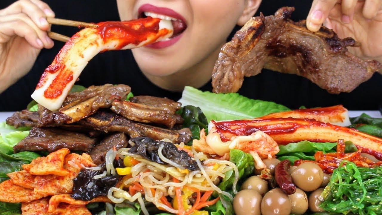Asmr GIANT SPICY RICE CAKES 떡볶이 BEEF SHORT RIBS Korean Food Feast Eating Sounds and Whispering