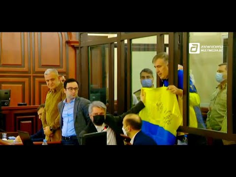 მღერის მიხეილ სააკაშვილი თანამოაზრეებთან ერთად