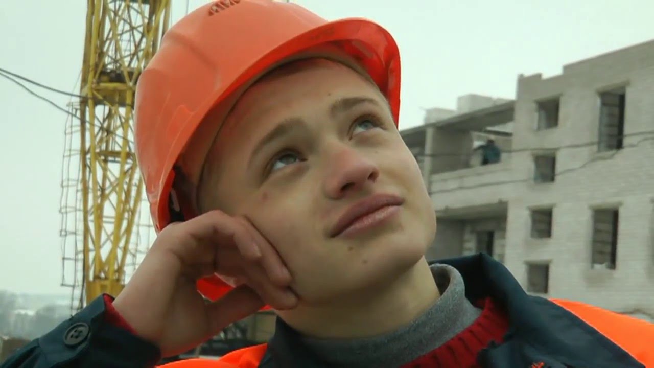 подсобный рабочий на стройку. стройка и строители. каска строителя. егор строитель екатеринбург. покажи видео строитель.