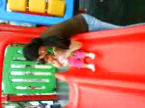 My Daughters first slide at Mall of Asia.3gp