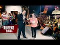 Ela não podia levantar o braço.