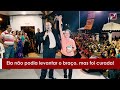 Ela não podia levantar o braço.