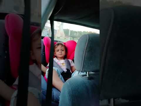 طفلة تردد كلمة يا عباس