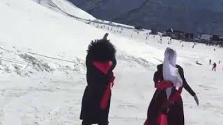 Красивый танец на лыжах.