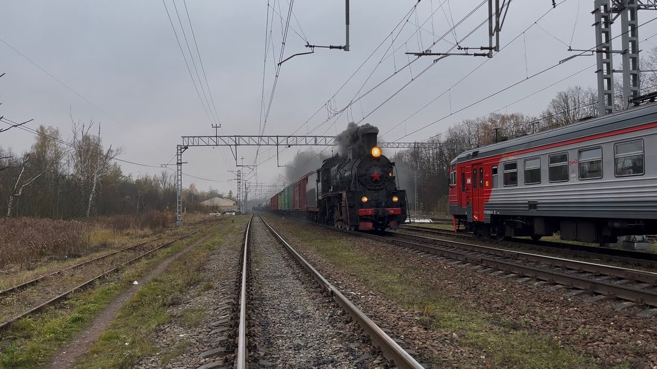 Живой паровоз в 2025 году. ЭР-796-46 с грузовым поездом на станции Павловск 