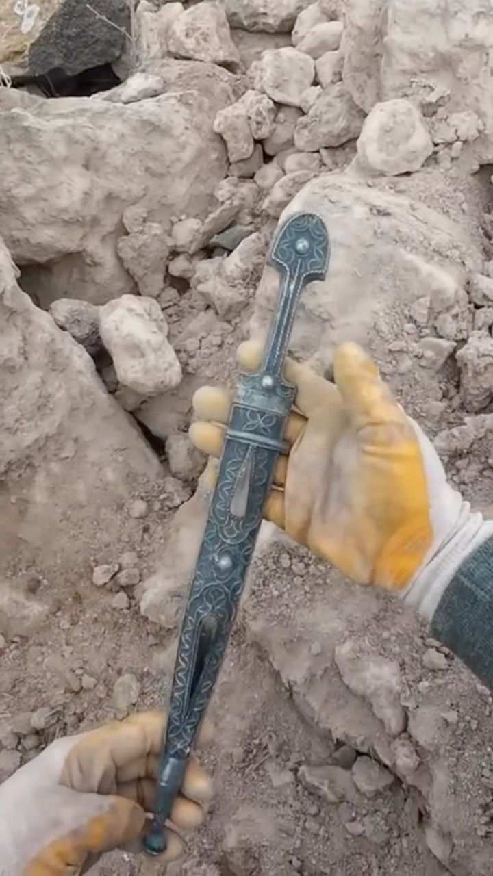 Osmanlı Dönemi Kaya Kasasında Hançer Çıktı !!