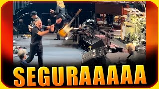 Bruce Springsteen JOGA A GUITARRA E ACERTA A CABECA DO Tecnico Roadie
