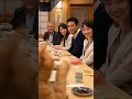 握り寿司を器用に食べている茶トラさん