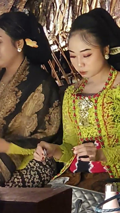sinden cantik duduk goyang