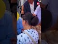 В Джалал-Абаде посетителям ярмарки разрешили держать жидкую ртуть голыми руками
