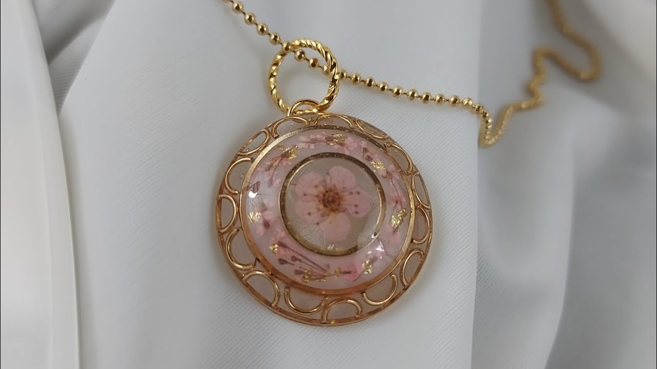 ciondolo bombato in resina uv e fiori essiccati