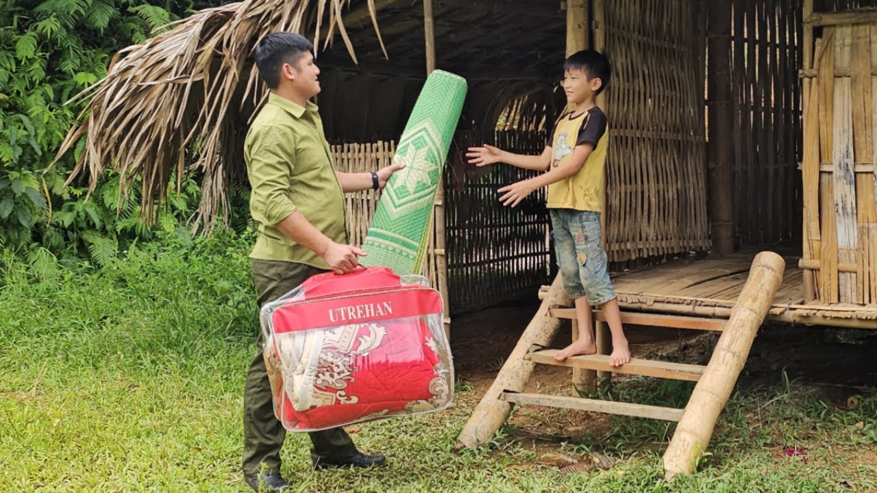 The orphan boy Nu was very happy to receive supplies and food from the kind policeman.