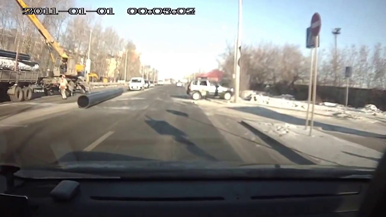 Поезд сносит машину