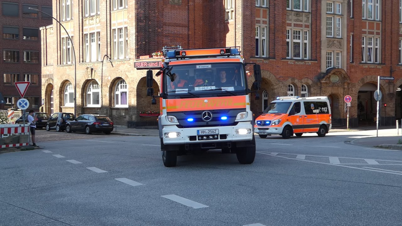 Feuer und Rettungswache Innenstadt F11 der Feuerwehr Hamburg auf Einsatzfahrt mit  NEF Malteser HH