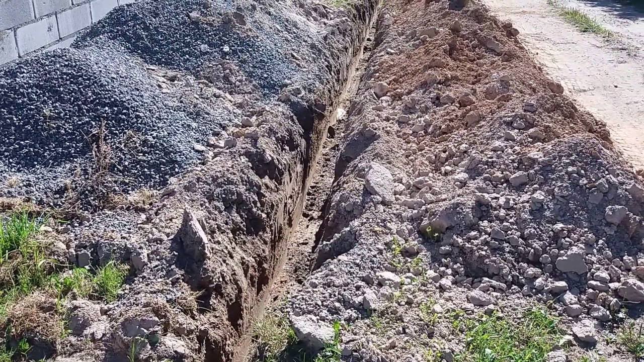 Копка фундамента (траншеи) под забор своими руками! - YouTube