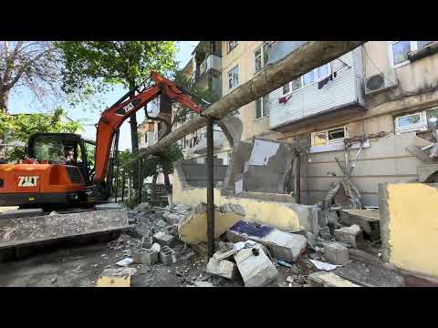 ✅ СНОС: И. Разаков көчөсүндөгү көп кабаттуу үйдө мыйзамсыз курулуштар демонтаждалууда