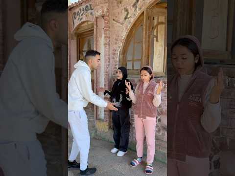 اتنين اخوات بيتكلمو ف نفس الوقت