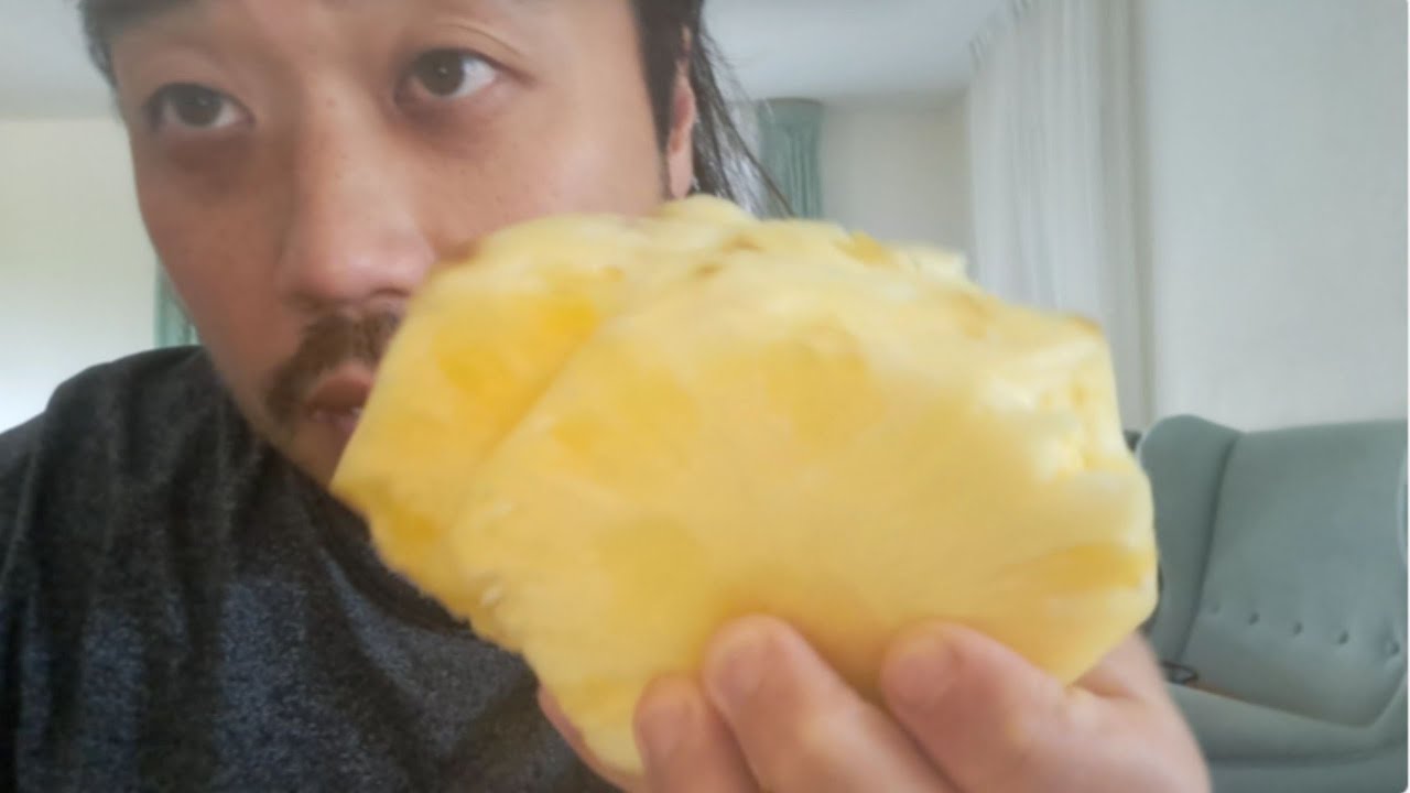 ASMR PINEAPPLE (EATING SOUNDS  & RANDOM QUESTIONING)