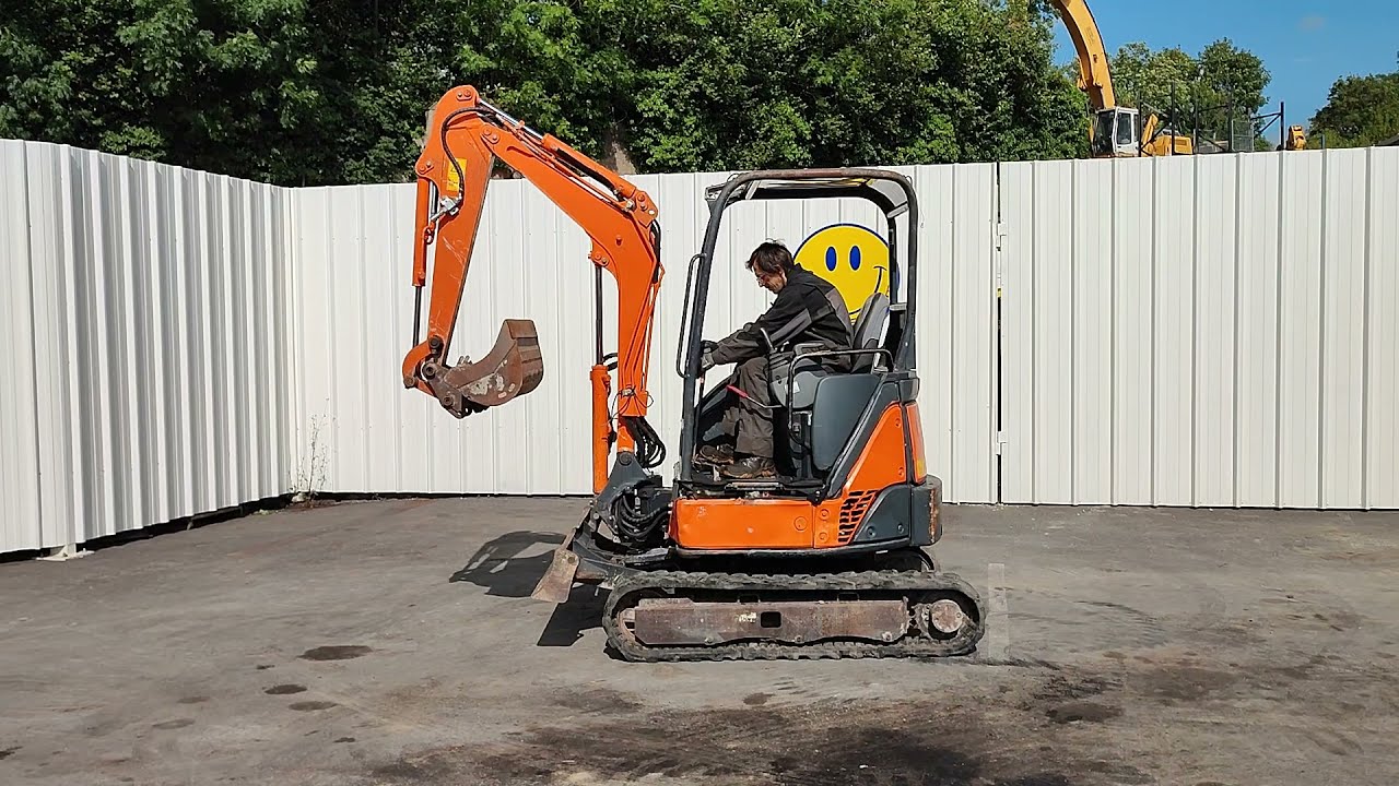 Mini pelle Hitachi ZX22U 2 YLR - YouTube