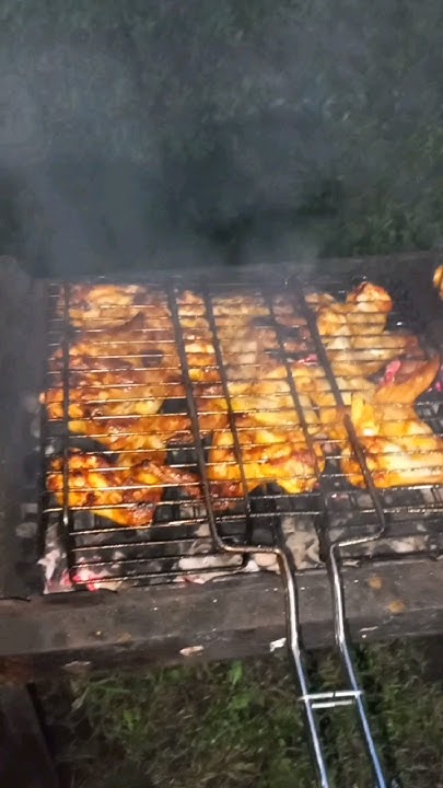 Курочка и рёбрышки на углях на даче так вкусно - YouTube