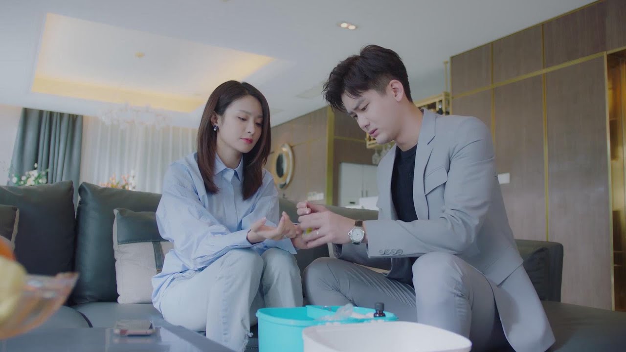 小娇妻受伤霸道总裁后悔心疼，嘴里说着不提旧事心里却已经有了怀疑。